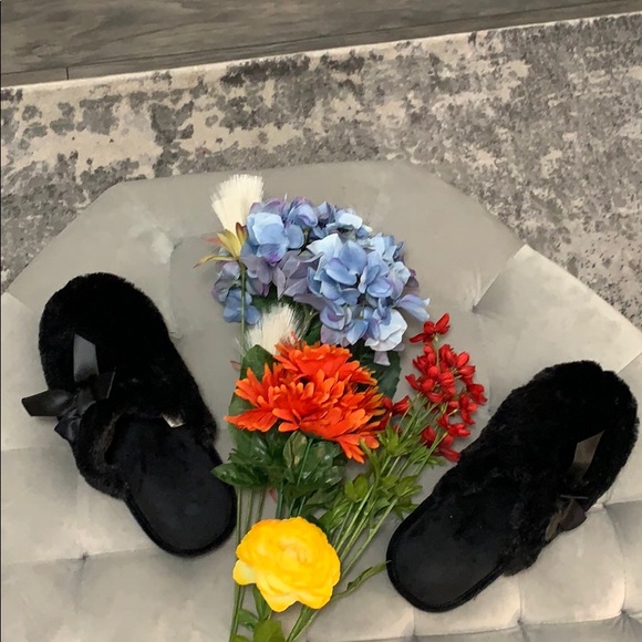 Shoes - Fluffy Slippers With Bow